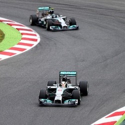 Mercedes Lanjutkan Dominasi