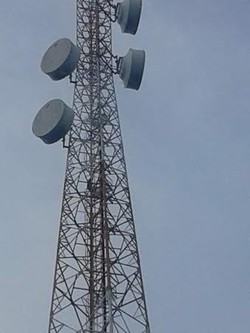 Gara-gara Mimpi, Agus Panjat Tower Setinggi 95 Meter di Selat Panjang