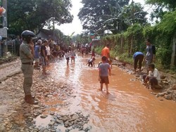 Jalan di Cileungsi Bogor Rusak Parah, Warga pun Bikin Gerakan