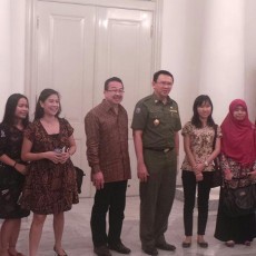 Jepret! Ahok Foto Bareng Dengan Dian Sastro dkk