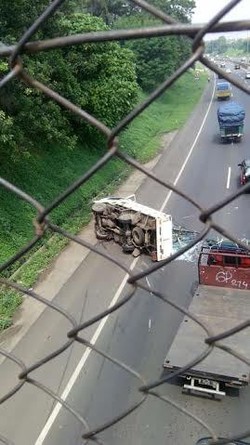Prang! Truk Bak Terbuka Angkut Kaca Terguling di Tol BSD