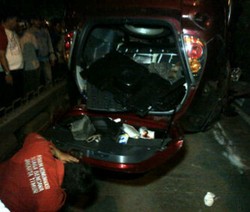 Ini Mobil Diduga Pelaku Sodomi yang Terbalik Setelah Menabrak Busway di Matraman