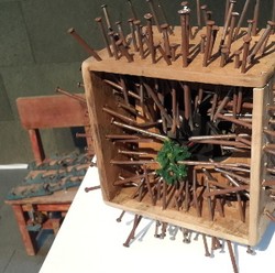 Teringat Angka Empat, Seniman Ini Buat Instalasi Kursi Usang Seperti di TK