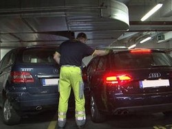 Nenek 86 Tahun Rusak 11 Mobil di Gedung Parkir