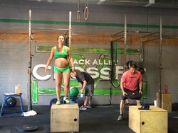 Wuih! Jelang Melahirkan, Wanita Ini Masih Sanggup Angkat Besi