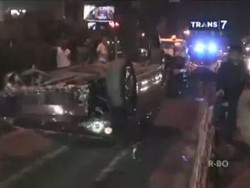 Mobil Pelaku Sodomi Terbalik Tabrak Separator Busway