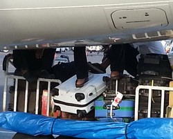 Digalaki Petugas & 4 Kisah Nahas Koper Rusak Lainnya