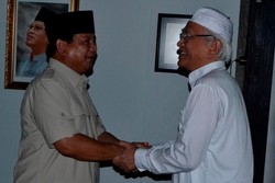Beda Suasana saat Prabowo dan Jokowi Sowan ke Gus Mus