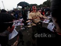 Aksi Teatrikal Warnai Peringatan 12 Mei 1998