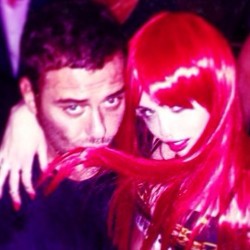 Miley Cyrus Unggah Foto Mesra dengan Seorang Laki-laki di Instagram