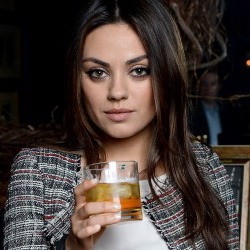 Hamil, Mila Kunis Ngidam Acar dan Es Krim