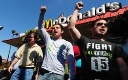 Pekerja Resto Cepat Saji dari Berbagai Negara Tuntut Kenaikan Upah
