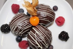 Punya Cake Sisa? Buat Saja Choco Ball yang Legit dan Praktis