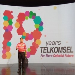 Ultah ke-19, Telkomsel Tampil Warna-warni