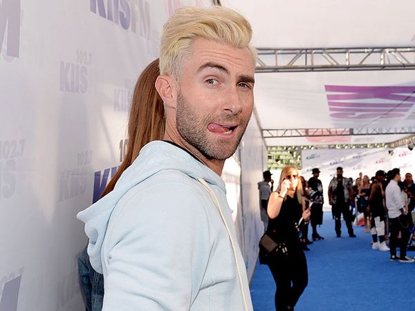 Adam Levine Berambut Pirang