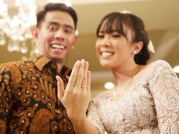 Wajah Bahagia Fitri Tropica Dilamar Sang Kekasih