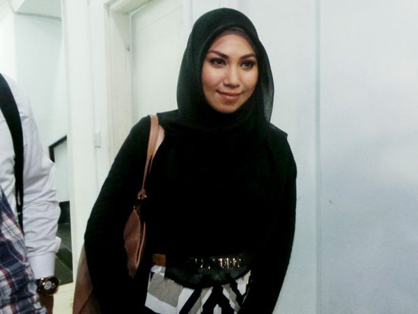 Senyuman Puput Melati Diperiksa Polisi Senyuman Puput Melati Diperiksa Polisi