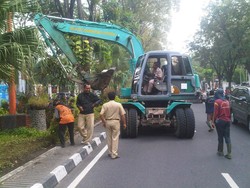 Perbaikan Taman Bungkul Dikebut, Ratusan Petugas Dikerahkan