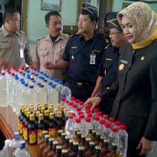 Bupati Probolinggo Serahkan Ratusan Botol Miras ke Bea Cukai