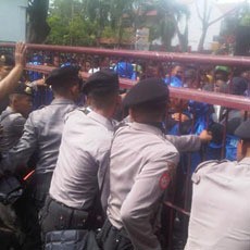 Perusahaan Dipailitkan, Buruh Pabrik Kertas Serbu Pengadilan