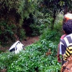 Mobil Xenia Terjun ke Sungai Sedalam 10 Meter, Satu Orang Tewas