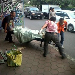 Seorang Waria Ditemukan Tewas Setengah Bugil di Bawah Fly Over Pasupati