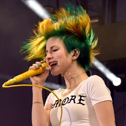 Rambut Nyentrik Kuning dan Hijau Hayley Williams, Yay or Nay?