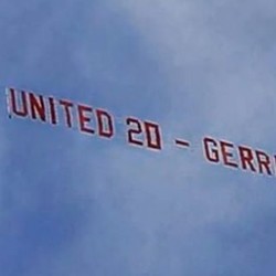 Setelah di Old Trafford, di Anfield Ada Lagi Pesawat Bawa Spanduk
