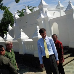 Dubes AS Terkesima saat Kunjungi Monumen Jamban di Solo