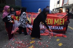 Tabur Bunga di Mal Klender, Keluarga Korban Kerusuhan Mei Minta Keadilan