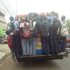 Gaya Ekstrem Pelajar Bergelantungan di Metromini 75, Jangan Ditiru!