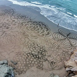 Melukis Mahakarya dengan Pasir di Pinggir Pantai