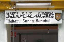 Saking Hebatnya Taman Bungkul, Wisata Religi Pun Ada