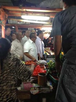 Turun Hujan Usai Blusukan di Pasar dengan Jokowi, Ical: Ini Berkah