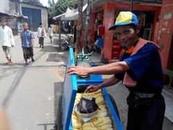 Langkah Pak Yono 25 Tahun Jualan Tape Keliling di Ibu Kota