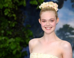 Foto: Cantiknya Elle Fanning Meskipun Berdandan Serba Pucat