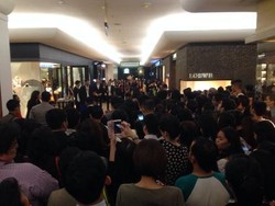 Ratusan Fans Padati Lobi Plaza Indonesia Nantikan Kehadiran Victoria Beckham