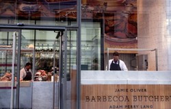 Toko Daging Milik Jamie Oliver Tutup Sementara Setelah Inspeksi Kebersihan