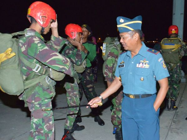 Gubernur AAL Tinjau Penerjunan Malam Taruna Marinir