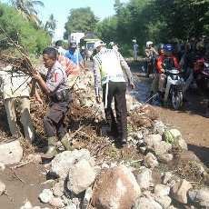 Material Banjir Disingkirkan, Jalur Pantura Situbondo Mulai Lancar