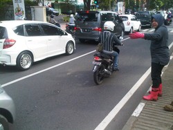 Selain Pimpin Perbaikan Taman, Pagi ini Risma Juga Atur Lalin