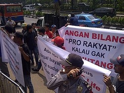 Uang Belum Kembali, Nasabah Bakrie Life Demo di depan Wisma Bakrie