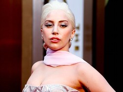 Lady Gaga Lego Mobil Klasik Buat Amal