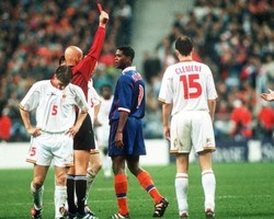 6 Kartu Merah Paling Heboh di Piala Dunia