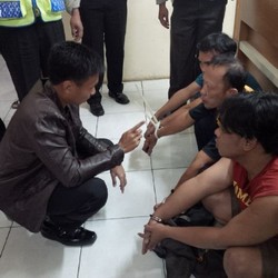 PJR Pergoki 3 Pria yang Sedang Asyik Nikmati Narkoba di KM 21 Tol Jagorawi