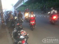 Ini Penampakan Aksi Berbahaya Para Pemotor yang Melawan Arus