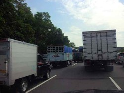 Ada Truk Celaka di Km 28, Tol Jagorawi Arah Jakarta Merayap