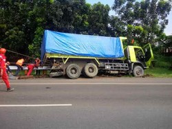 Evakuasi Truk yang Terperosok di KM 28 Tol Jagorawi Buat Lalin Macet