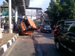 Ini Kondisi Truk Pengangkut Mobil Penabrak Tiang Halte di Jaktim