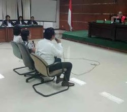 Berkacamata Gelap, Anak Menkop Syarief Hasan Bersaksi di Pengadilan Tipikor